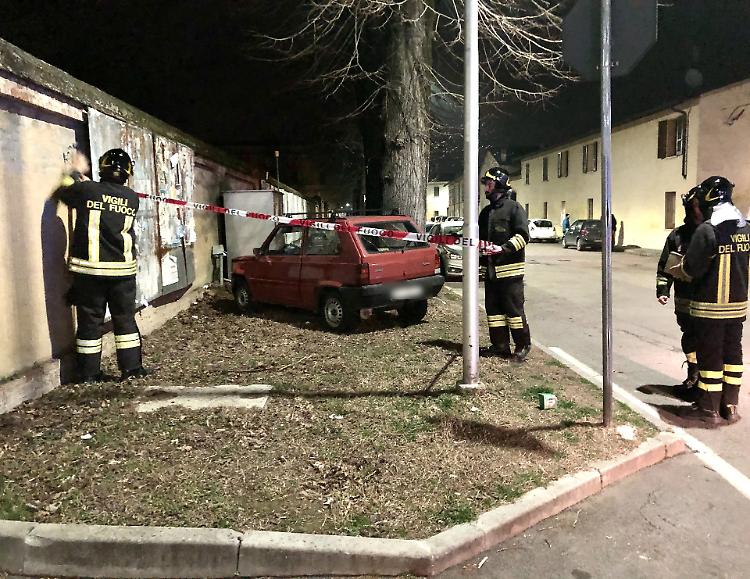 Carambola e schianto, l’auto sfiora la cabina del metano