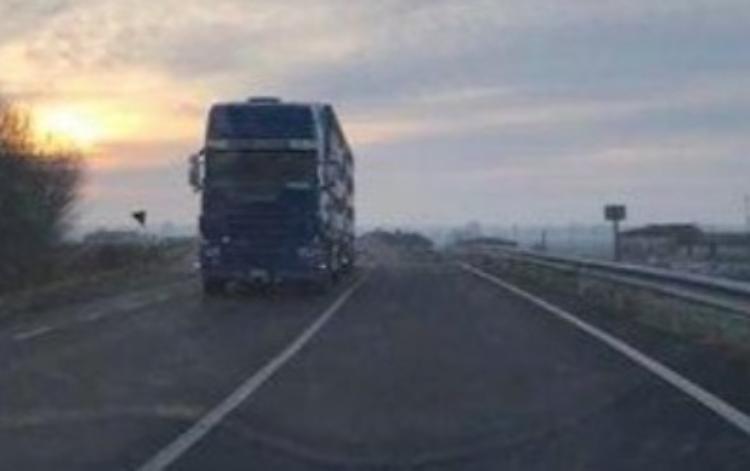 Argine vietato ai Tir: "Ma loro passano lo stesso"
