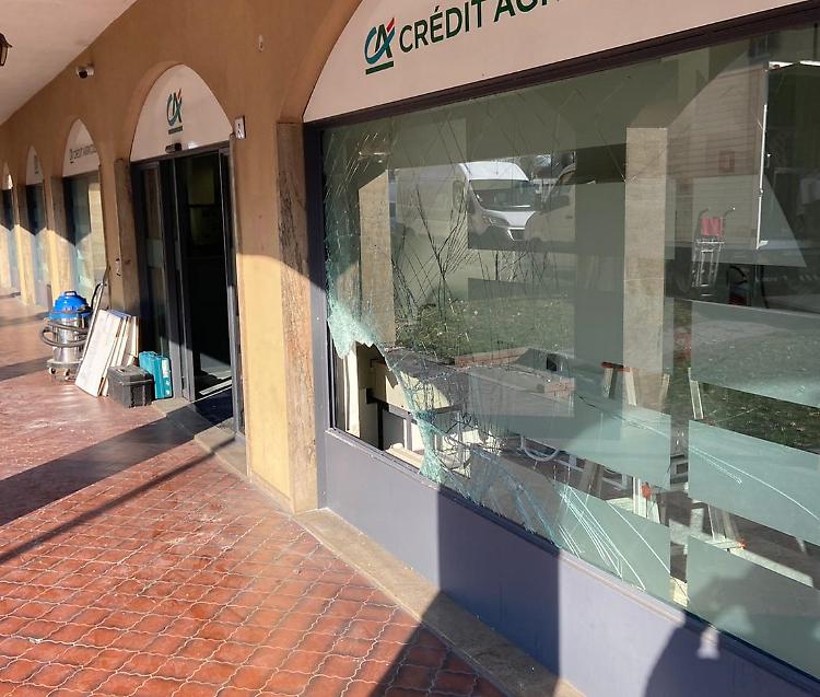 Boato nella notte: esplode il bancomat, nessun bottino