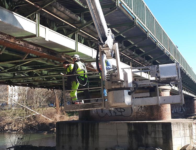 Ponte della discordia: "Parcheggi e scuolabus gratis"