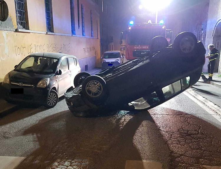 Si ribalta con l'auto, ammette subito di aver bevuto