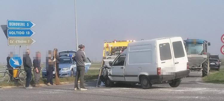 Scontro tra trattore e furgone al "solito" incrocio: un ferito