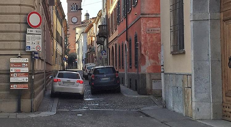 Via Tibaldi 'è pericolosa', i residenti sulle barricate