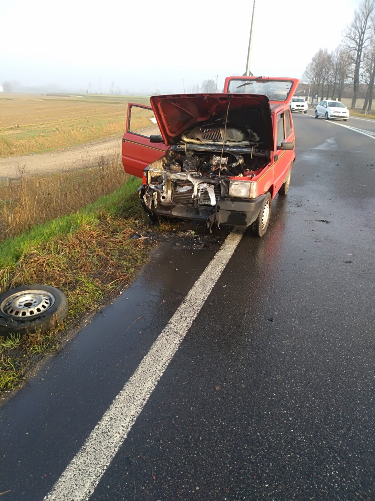 Auto in fiamme: grande spavento, traffico deviato