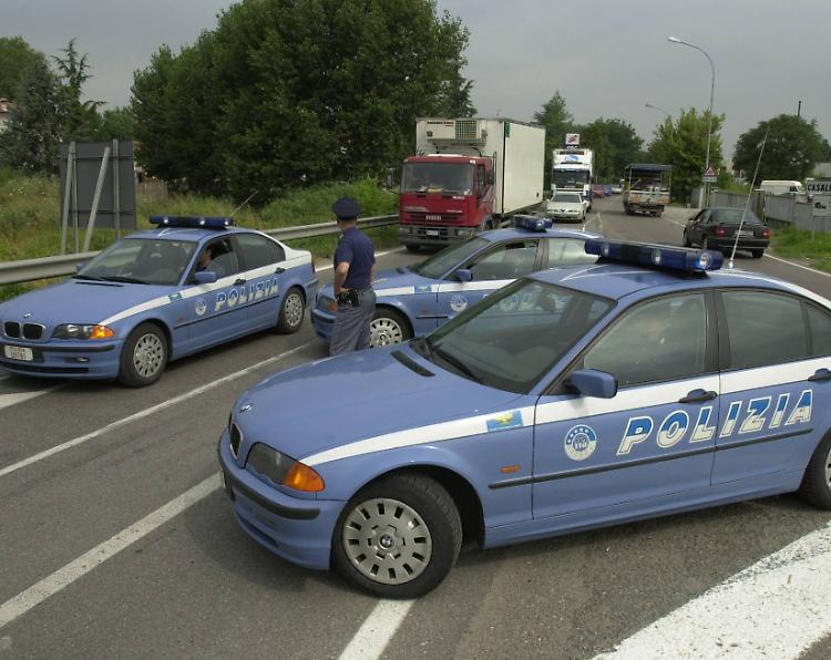 Gli agenti donano le mascherine