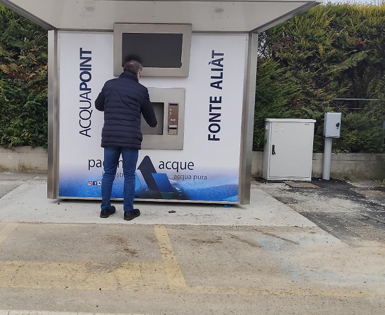 Casetta dell’acqua sul posteggio disabili, «Verrà ricavato nelle vicinanze»