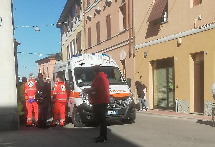 Cade dal primo piano, bimbo in ospedale