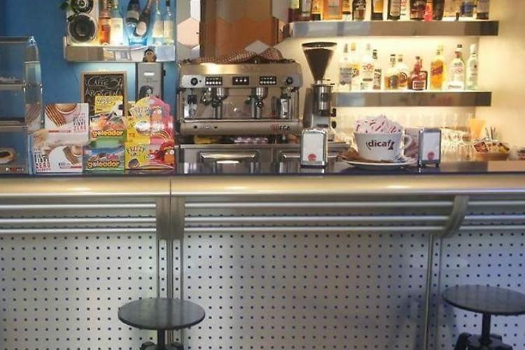 Serve da bere al bancone, denunciato barista