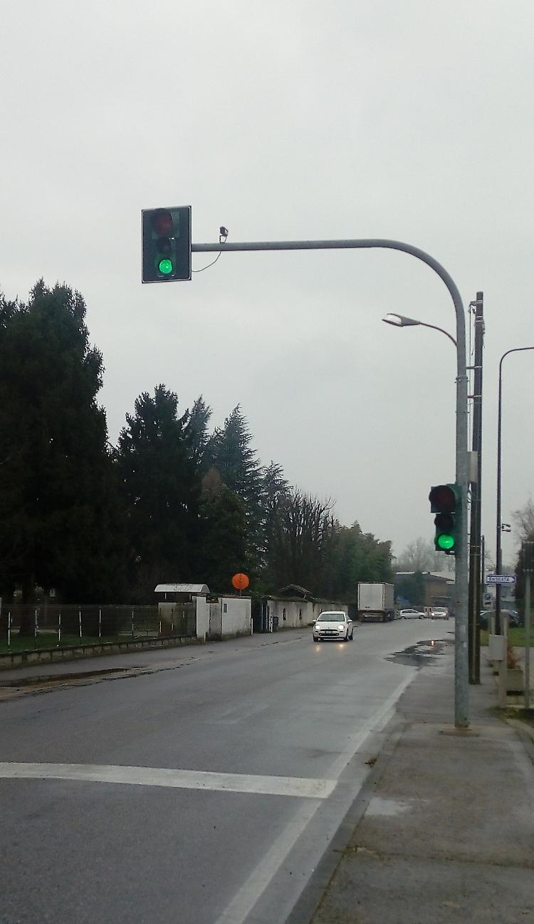 Lotta aperta ai furbetti del semaforo