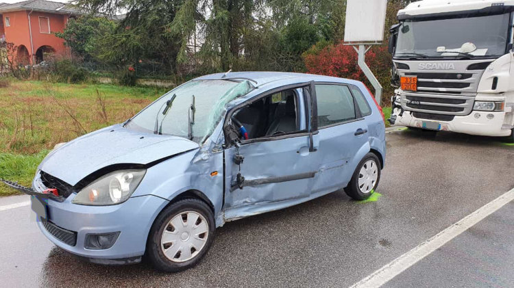 Scontro tra auto e camion, due feriti