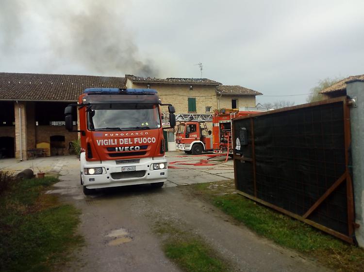 Incendio a Corte Madama, a fuoco il tetto
