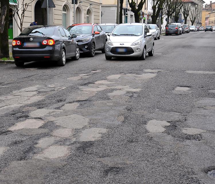 Voragini, rischio tamponamenti e danni ai veicoli