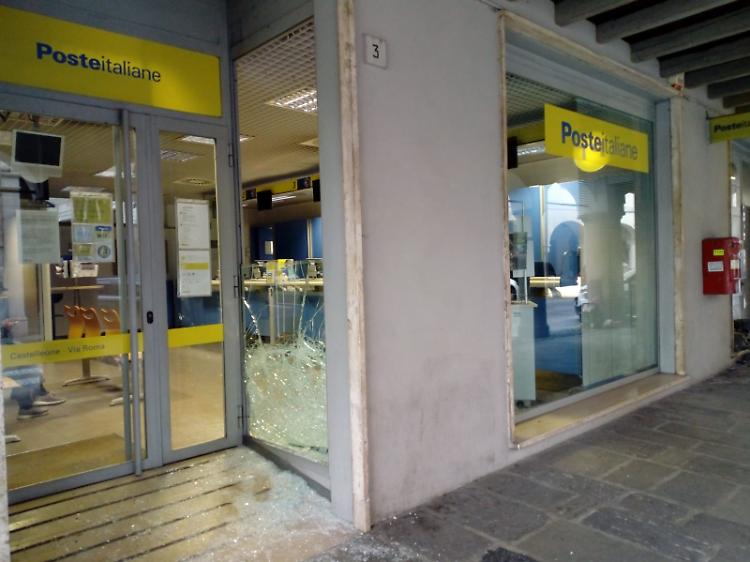 Ladri in azione alle Poste, fatto saltare lo sportello prelievi