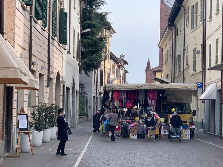 Coronavirus, a Soncino mercato regolare senza assembramenti