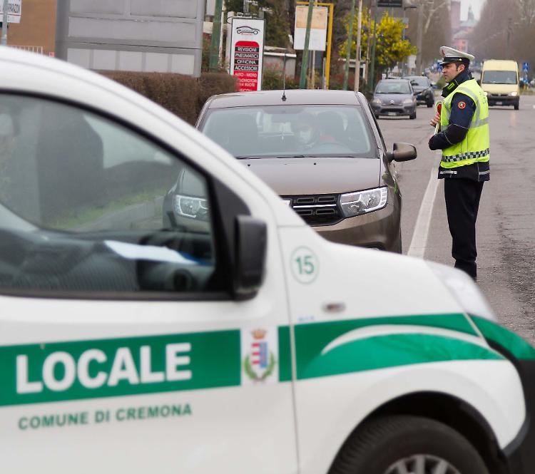 Coronavirus, sui social corre la richiesta di avvisare i controlli delle forze dell'ordine