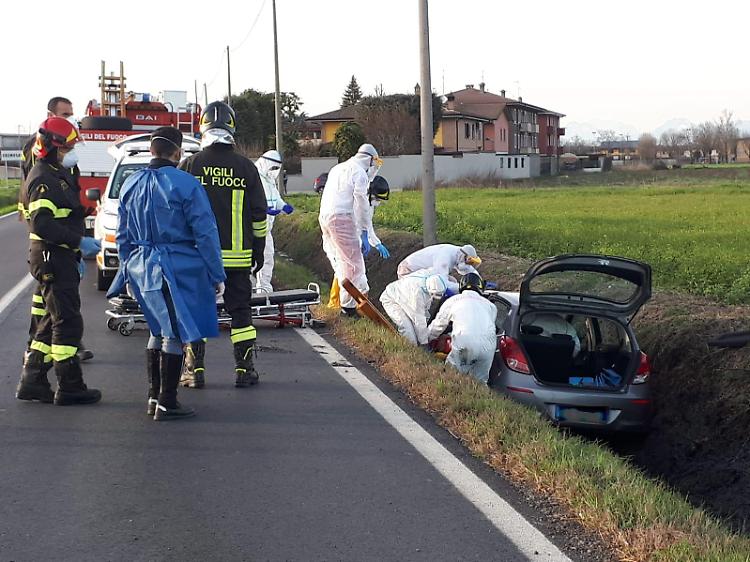 Esce di strada e finisce nel fosso, ferito un 79enne