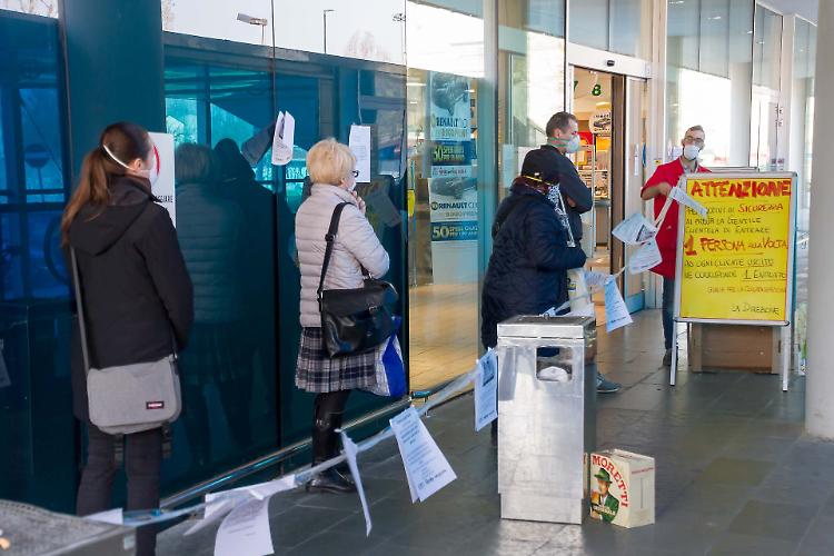 Coronavirus: esperti, potrebbe non bastare 1 metro di distanza 