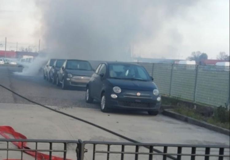Due auto a fuoco nel Car Terminal della Ars Altmann