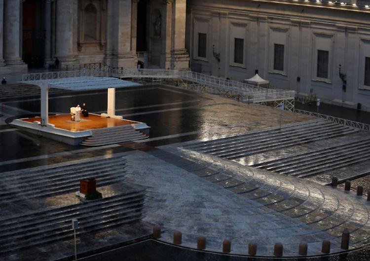 Il Papa: "Siamo sulla stessa barca, dobbiamo remare insieme"