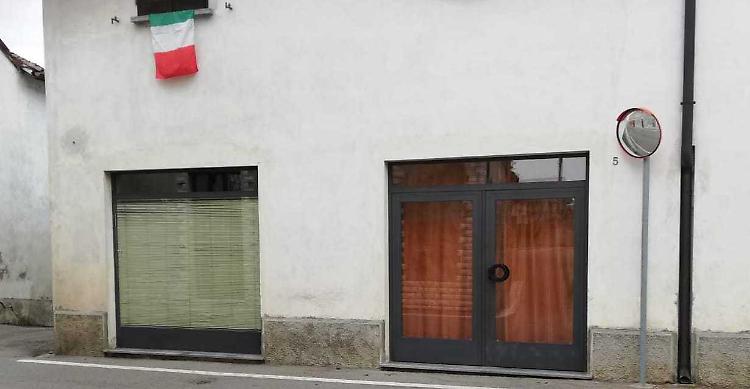 Azzanello, finalmente apre un negozio