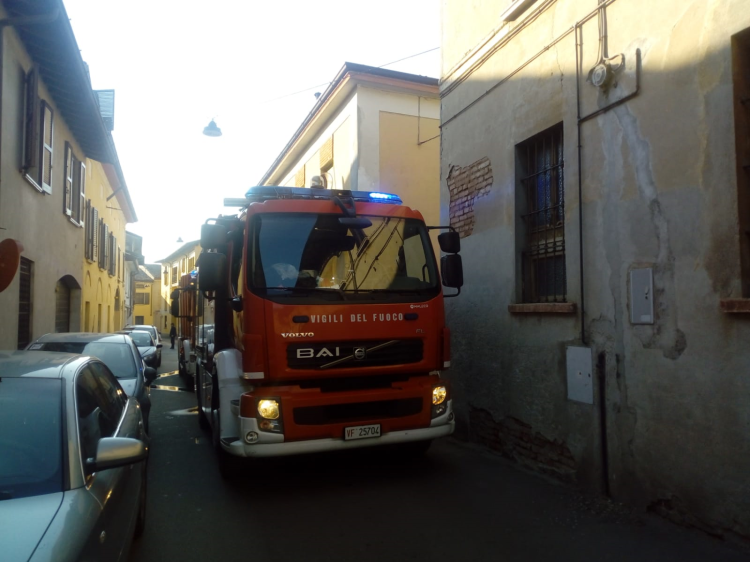 Incendio in un appartamento, vigili del fuoco in azione