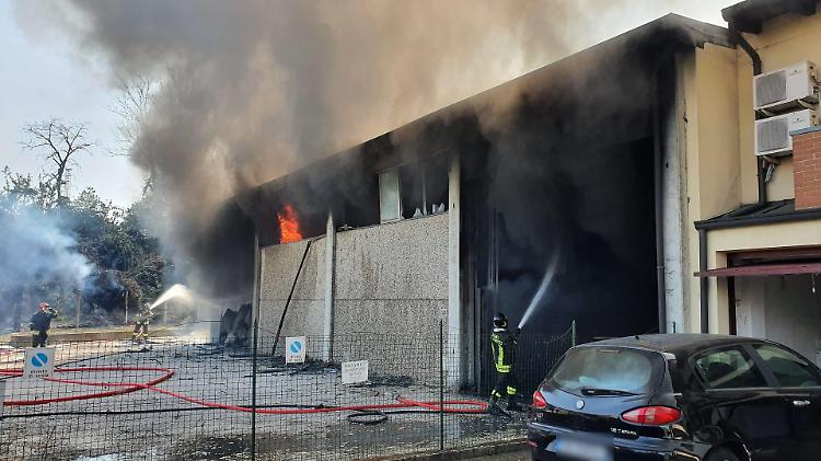 Esplosione e violento incendio, a fuoco un capannone
