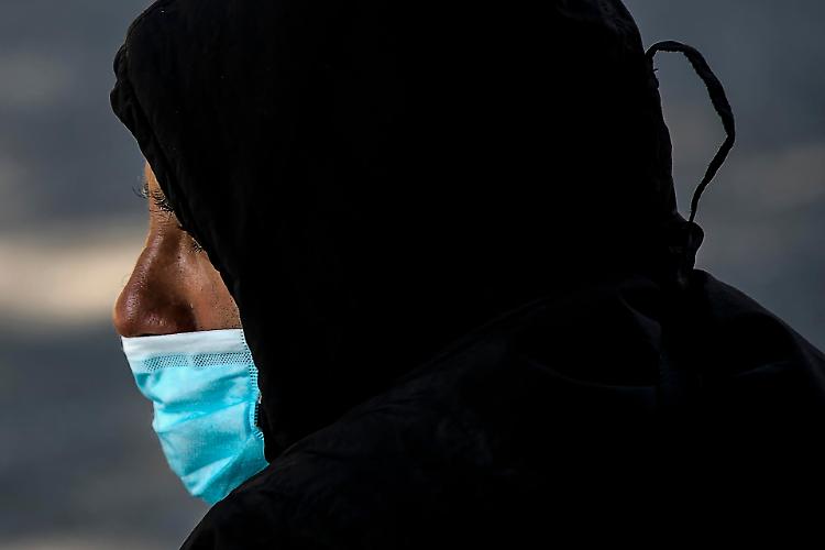 Coronavirus, in Lombardia si esce con la protezione sul volto