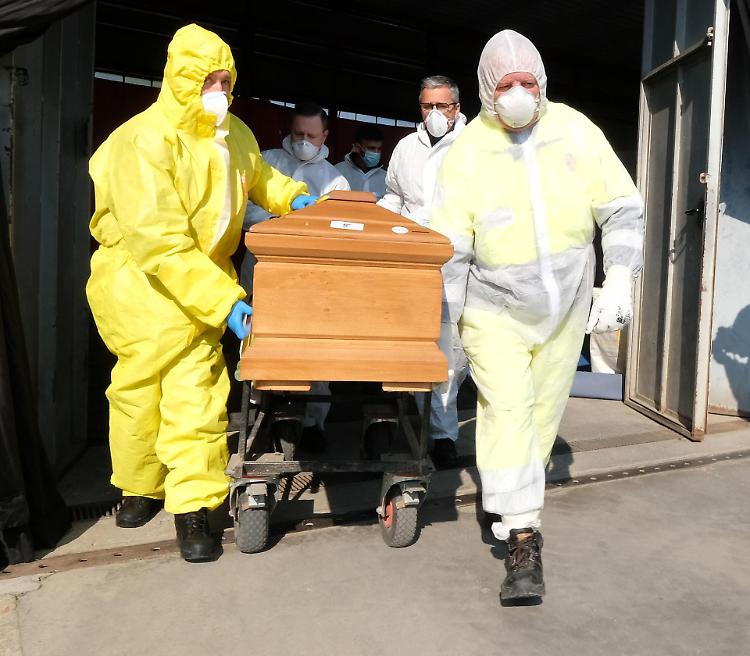 Coronavirus, monitoraggio sui decessi, dati subito shock