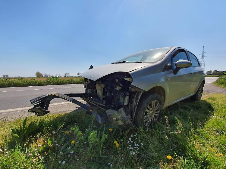 Mancata precedenza, auto contro camion: nessun ferito