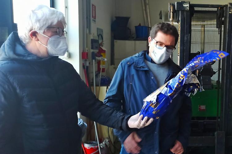 Coronavirus, Crema: il cuore di Beppe Severgnini, uova di Pasqua e ovetti per i bimbi