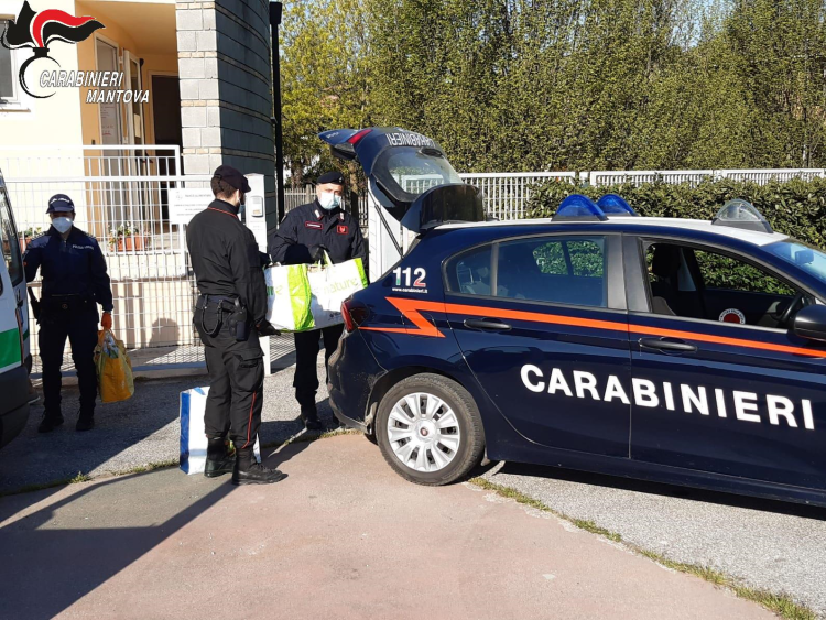 Coronavirus, a Marcaria i carabinieri consegnano alimenti