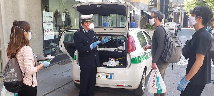 Coronavirus, operazione mascherine: consegnate ai nonni soli