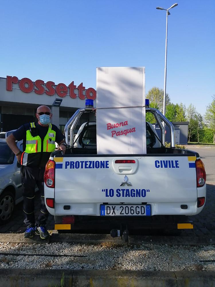 Vince un uovo da 20 chili e lo dona ai Samaritani