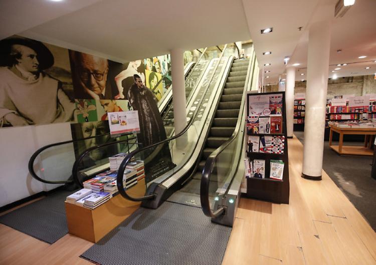 Librerie e cartolerie restano chiuse in Lombardia. Fontana: 'Anticipiamo la cig ai lombardi'