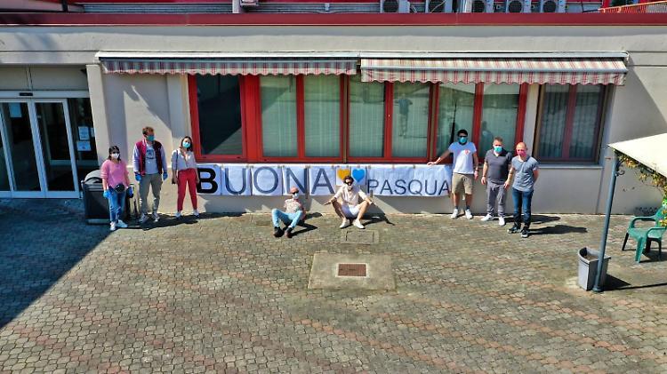 Coronavirus, Castelleone: irruzione a sorpresa, gli auguri agli anziani della Brunenghi