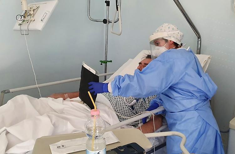 Coronavirus, tablet e cellulari in dono all'Asst Cremona
