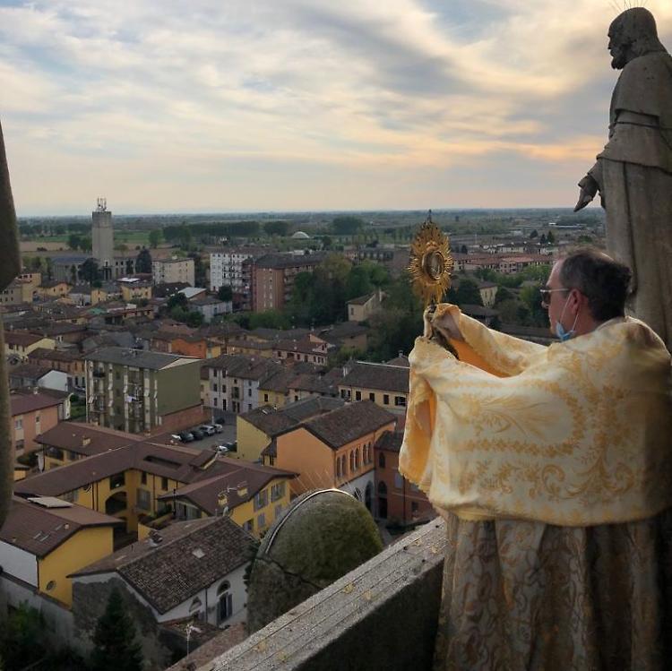 Coronavirus, a Soresina benedizione dal campanile