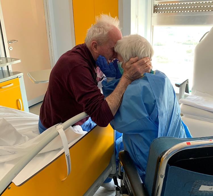 Coronavirus, l'abbraccio di Giorgio e Rosa in ospedale è una speranza per tutti