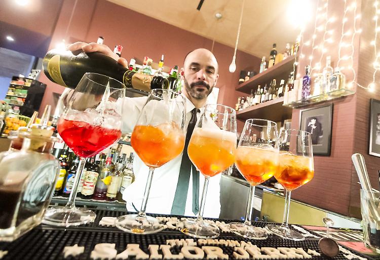 Coronavirus, i baristi a terra alzano la voce: «Così si chiude»