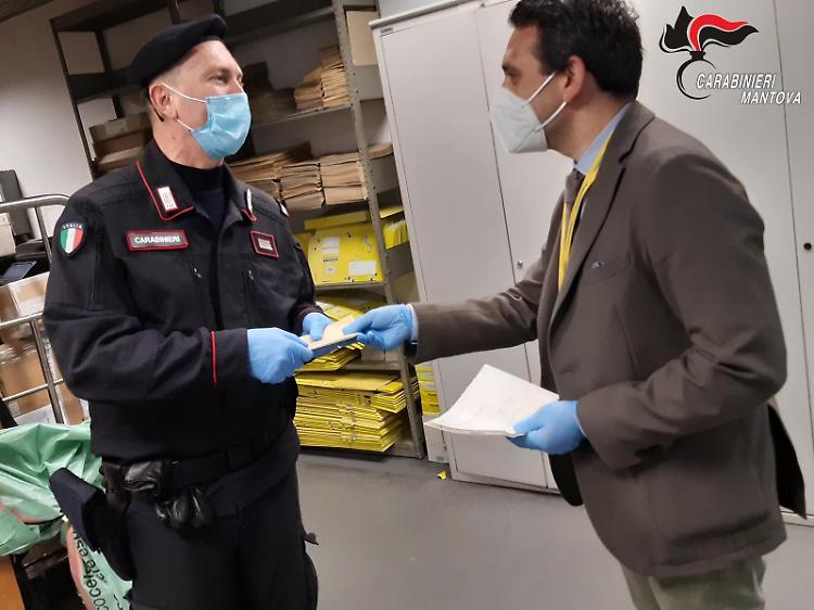 Coronavirus, i carabinieri consegnano la prima pensione direttamente a casa