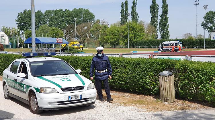 Cade da una scala nella sua abitazione,  eliambulanza al Baslenga