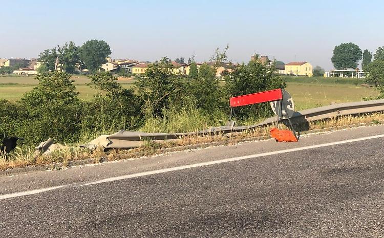Fuori strada dopo mezzanotte, 21 enne trasportato a Brescia