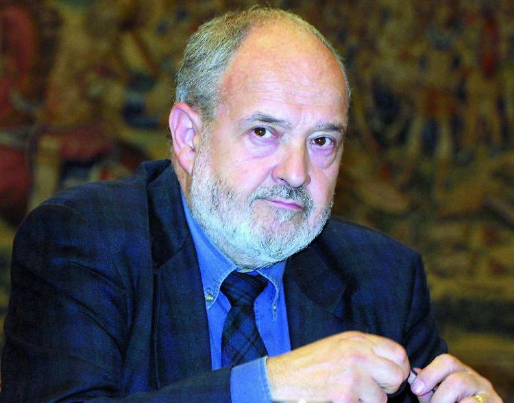 Il monito di Cardini: &laquo;Non pu&ograve; bastare cantare dai balconi&raquo;