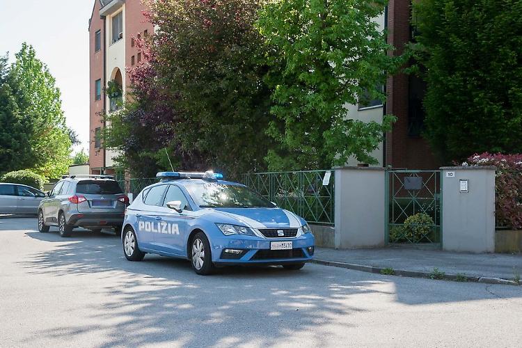 Accoltellato dalla compagna, ferito: indaga la polizia