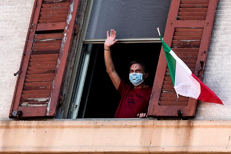 Coronavirus, in Italia calano per la primavolta i malati in isolamento domiciliare