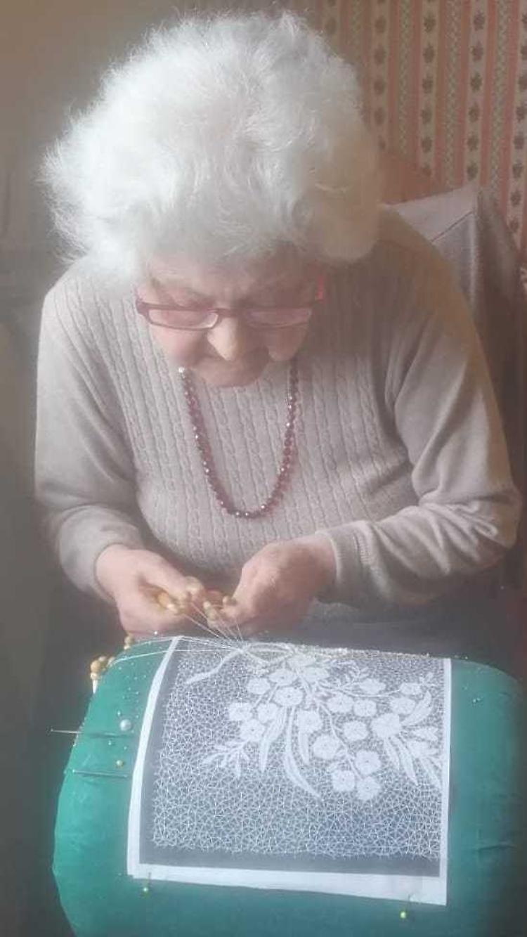 La maestra del lavoro al tombolo, 65 anni di ago e filo 
