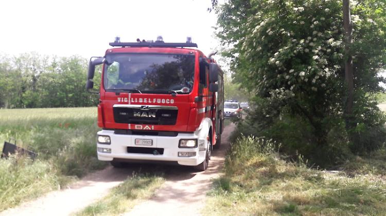 In un canale irriguo con l'auto, anziano in ospedale