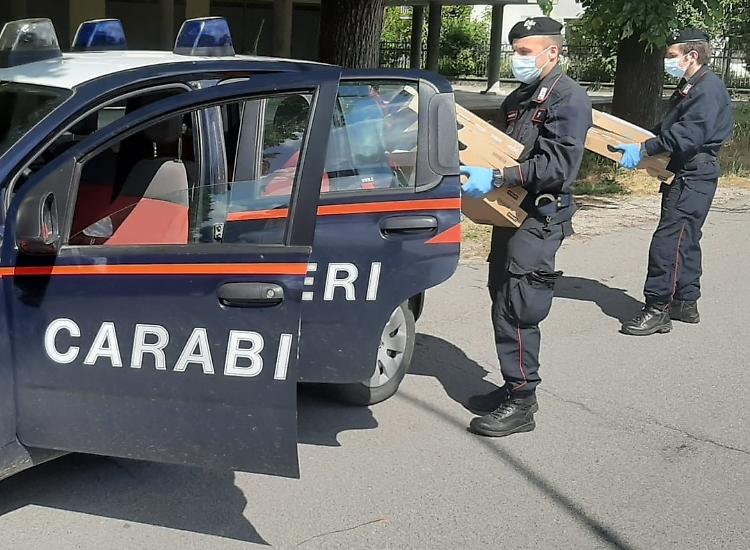 I Carabinieri donano generi alimentari a famiglie in difficoltà