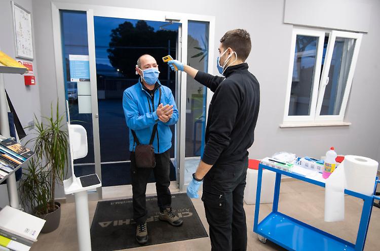 Coronavirus, Lombardia: 'Scatta il controllo obbligatorio della febbre al lavoro'