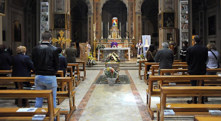Dolore e lacrime al funerale di Franca